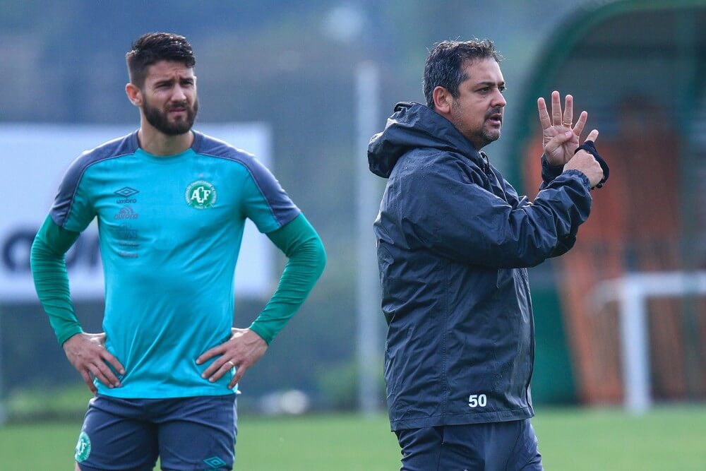 Chapecoense busca vitória em confronto direto para seguir viva
