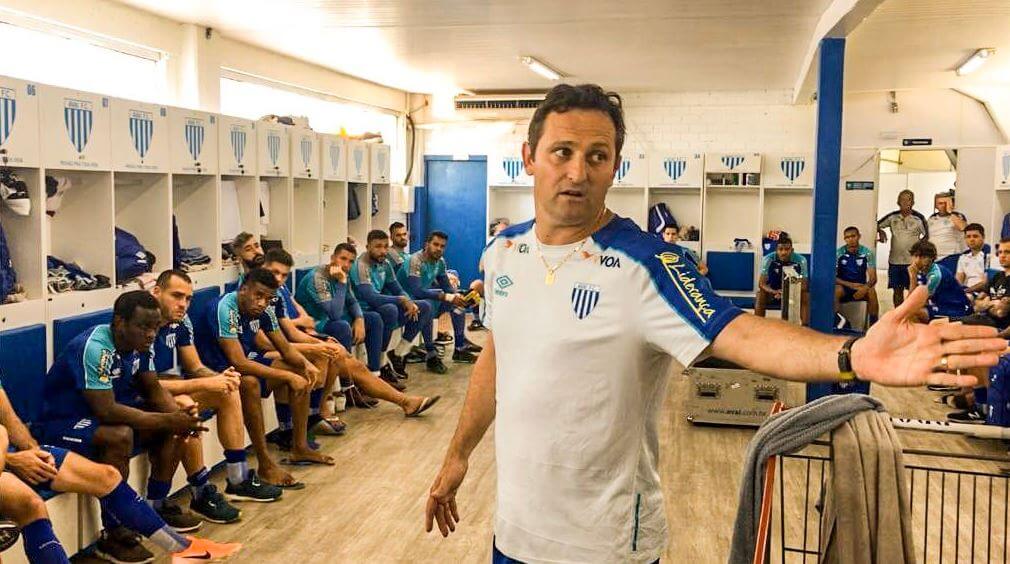 Avaí confirma ex-atacante de Ponte e Santos como treinador