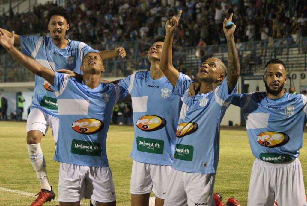 Jogadores do Marília comemoram a vitória sobre o Fernandópolis no Abreuzão (Foto: Matheus Dhasan)