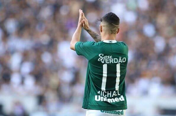 Michael marcou o único gol da partida e foi idolatrado pela torcida do Goiás