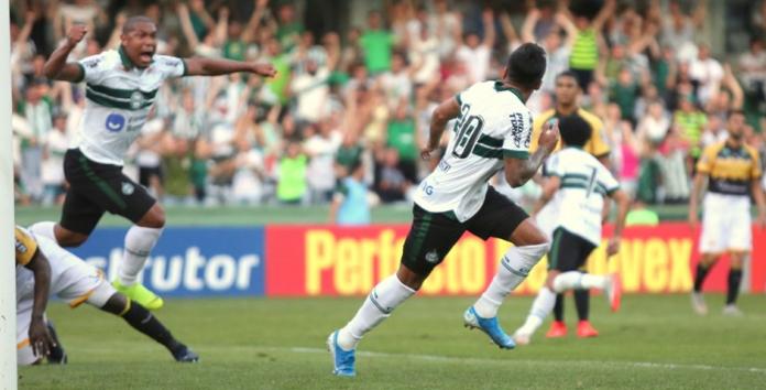 Coritiba festeja a marcação do gol de Robson
