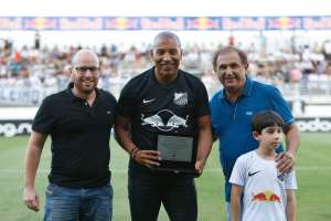 Durante vitória na Série B, Mauro Silva recebe homenagem do Bragantino