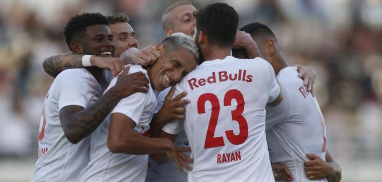 Bragantino vence Paraná e segue isolado na liderança da Série B