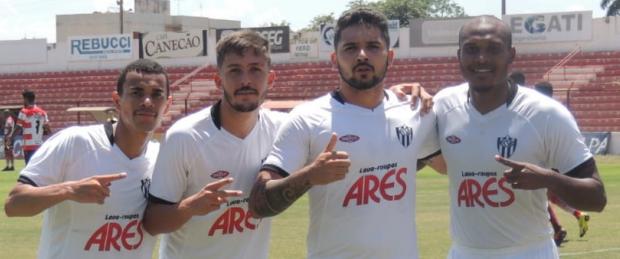 E C São Bernardo festeja gol em Lins