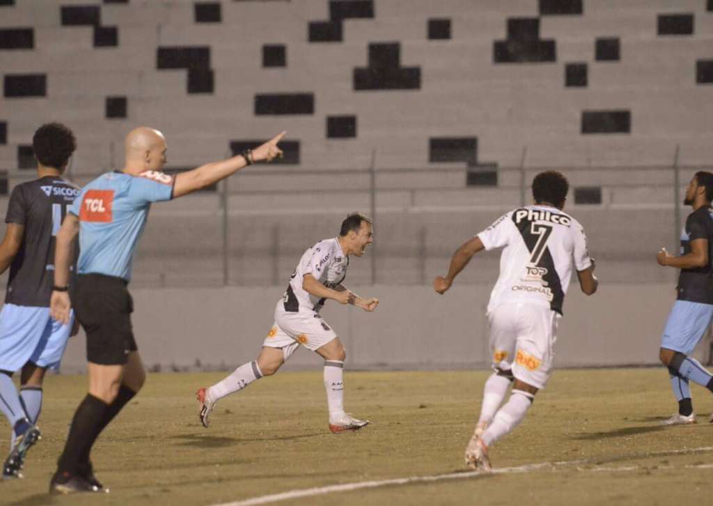 O meia Renato Cajá retorna ao time titular depois de ter sido poupado em Barueri