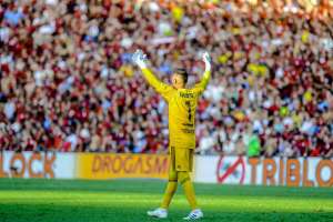Goleiro enaltece bom momento do Flamengo, mas pede pés no chão