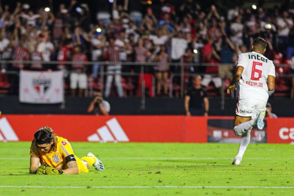 São Paulo supera retranca do Corinthians e bate o rival no Morumbi