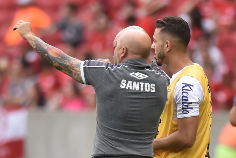 Após empate do Santos no Sul, Sampaoli evita fazer projeções: ‘Vemos em novembro’