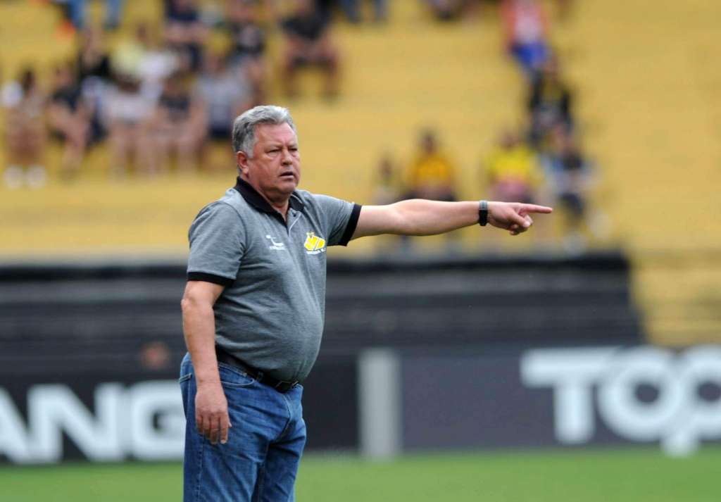 O técnico Roberto Cavalo tem problemas para escalar o Criciúma