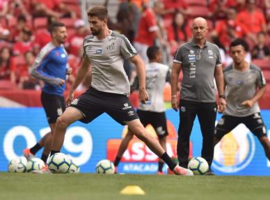 Zagueiro vê Flamengo ‘fora da curva’, mas acredita em título do Santos