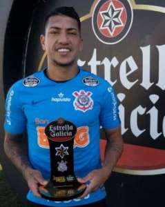 Volante volta a treinar no Corinthians após acidente e tem conversa séria com Carille