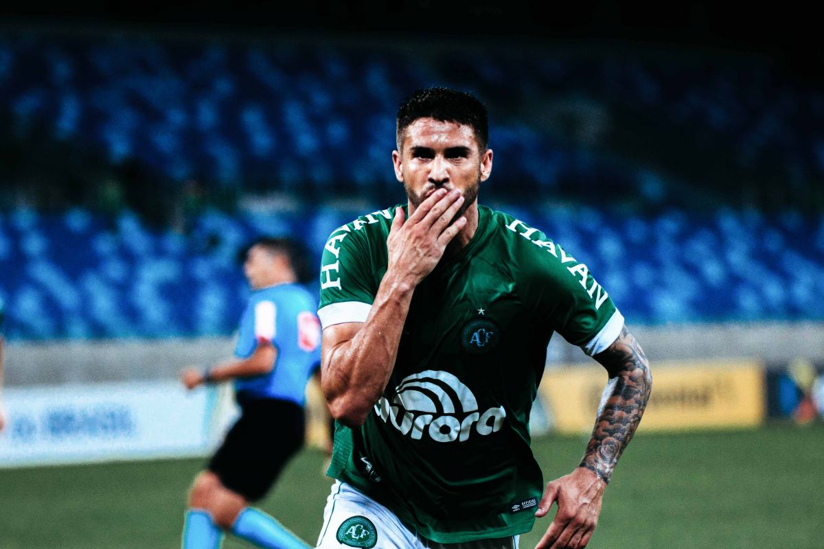 Chape continuará sem Eduardo, mas espera contar com Everaldo