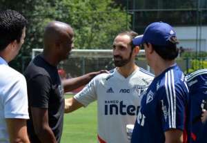 Laterais são dúvidas no São Paulo para jogo contra o Cruzeiro