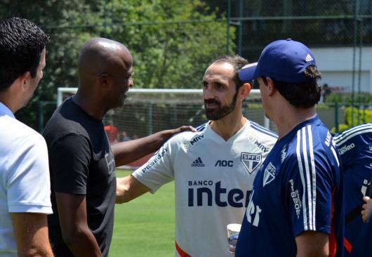 Laterais são dúvidas no São Paulo para jogo contra o Cruzeiro