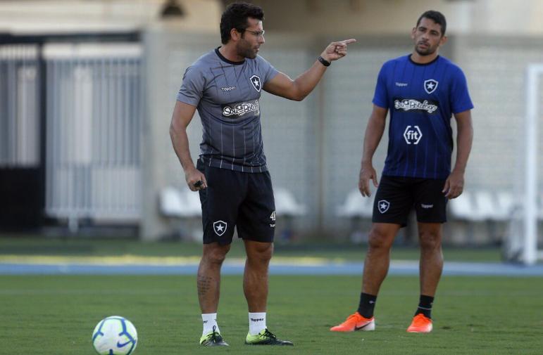 De volta ao Botafogo, Valentim é apresentado e diz que meta é evitar rebaixamento