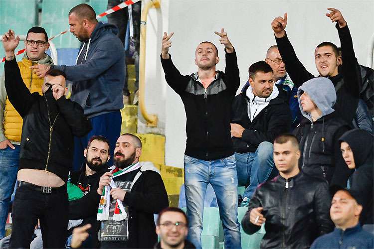 Goleada da Inglaterra na Bulgária fica marcada por abusos raciais de torcedores