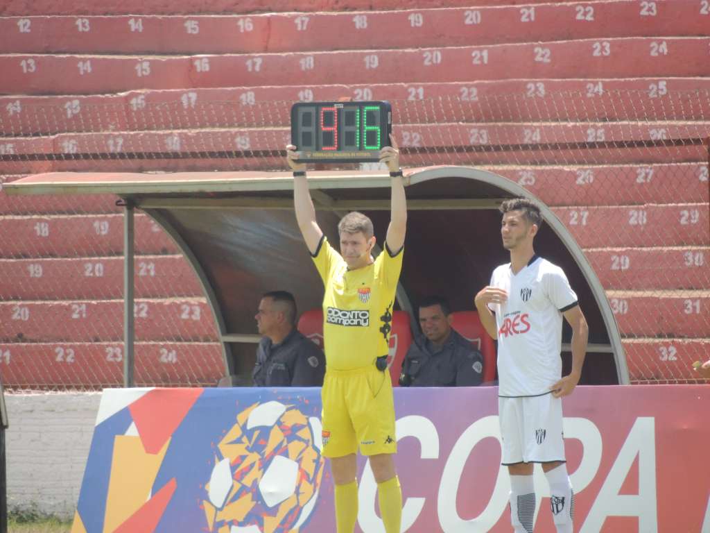 Atacante Felipe comemora estreia como profissional