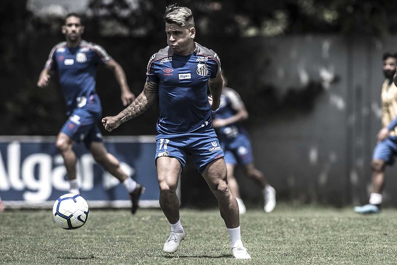 Após escalar 11 brasileiros, Santos tem disputa estrangeira por vaga no ataque
