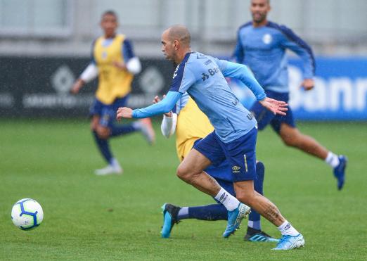 Com volta de selecionáveis e Tardelli, Grêmio faz último treino para pegar Bahia