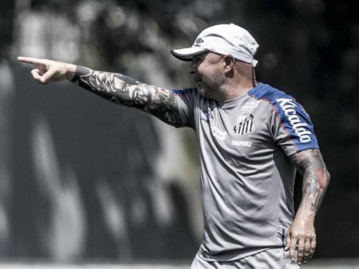 Ainda sem selecionáveis, Santos treina e Sampaoli recebe homenagem