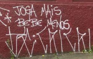 Ralf é cobrado através de pichações na casa do acidente: 