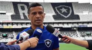 Cícero prevê Botafogo com mais posse de bola sob o comando de Valentim