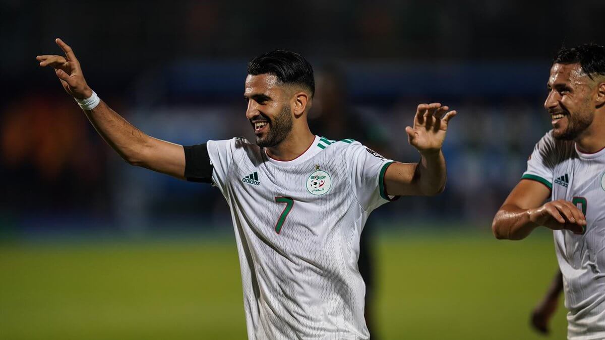 Com 2 gols de Mahrez, Argélia vence fácil a Colômbia em amistoso na França