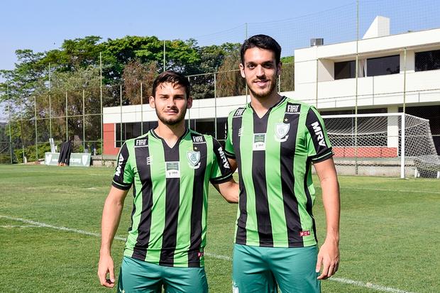 Seleção FI da Série B tem três zagueiros, goleiro da Macaca e técnico do Coelho