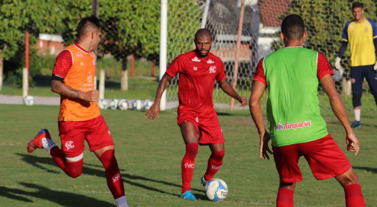 Náutico renova com lateral e busca reforços nas séries A e B