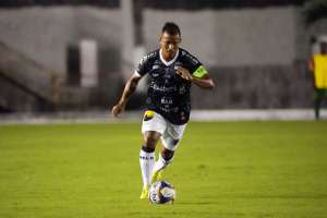 Antes fora dos planos, meia ex-Inter e Santos volta a negociar com o Botafogo-PB