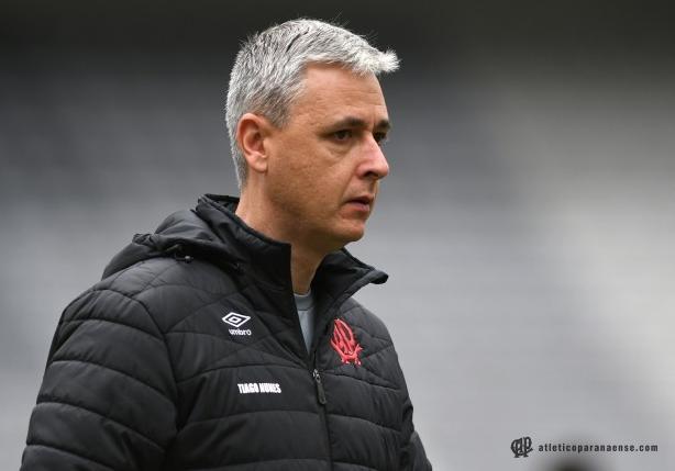 Tiago Nunes completará 100 jogos. (Foto: Miguel Locatelli / Athletico-PR)