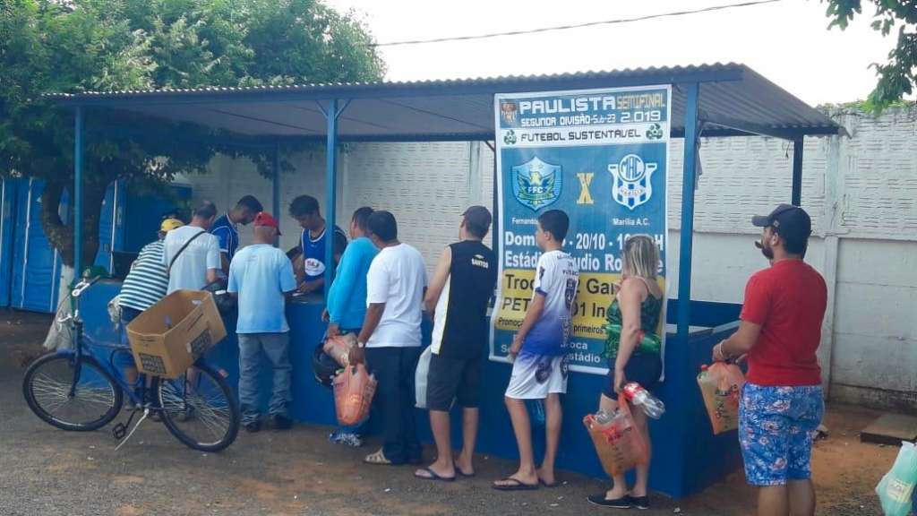 Fila de torcedores - Futebol Sustentável