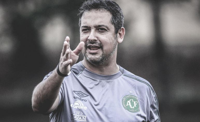 Marquinhos Santos acredita na permanência da Chape e critica VAR: “Camisa pesa”
