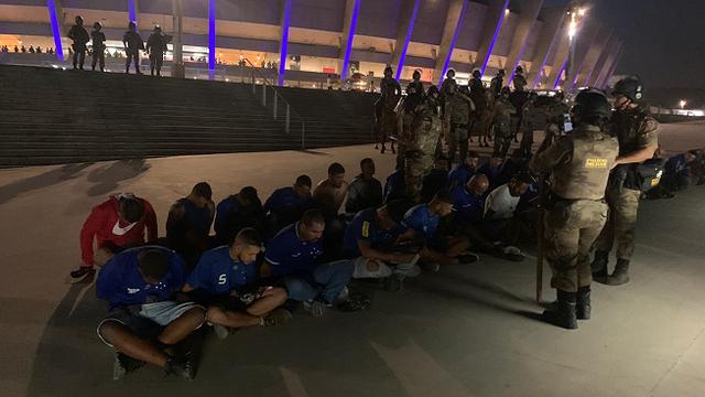 Polícia de MG prende 35 torcedores por invasão em jogo do Cruzeiro no Mineirão