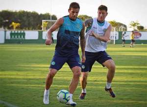 Árbitro revela: Rafael Moura, do Goiás, foi expulso por 'fazer buracos'