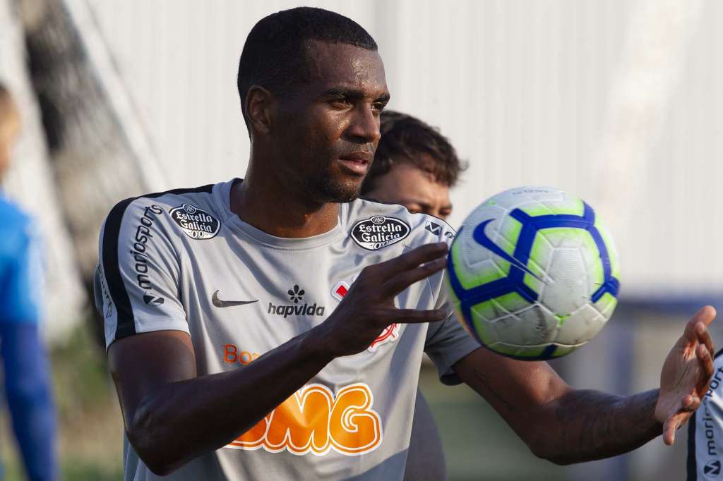  Os zagueiros Marllon e João Victor trabalharam posicionamento e saídas de bola