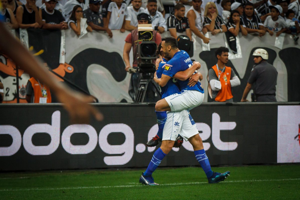 Ameaças e apedrejamento cancelam reunião do Conselho Deliberativo do Cruzeiro