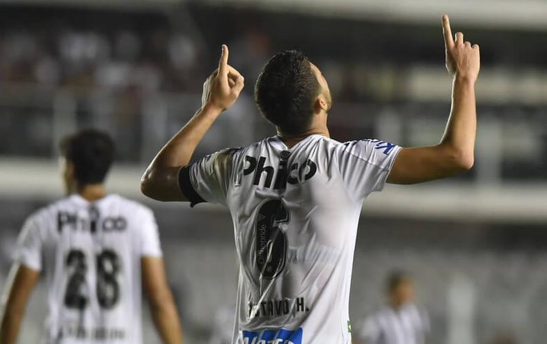 Sampaoli cobra diretoria por permanência de zagueiro no Santos