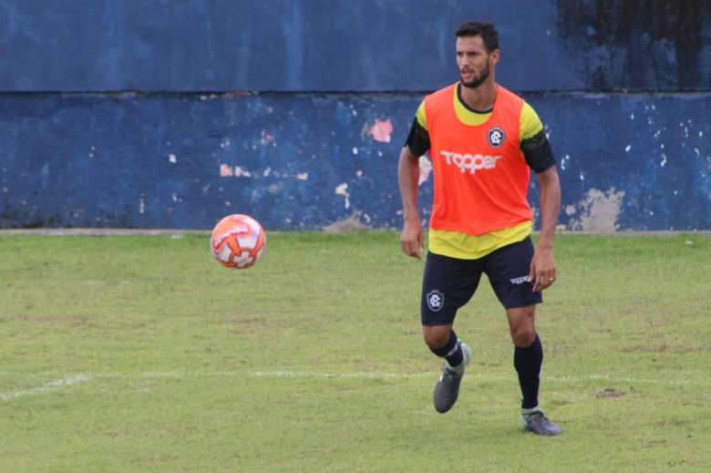 Remo anuncia renovação de zagueiro que se despediu há quatro dias