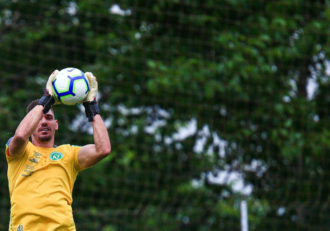 Goleiro da Chapecoense convoca torcida para jogo difícil contra o Goiás