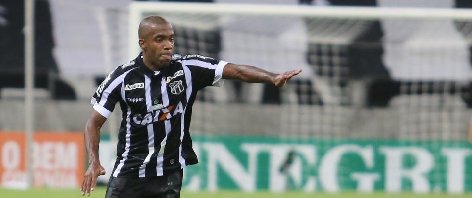 Volante do Ceará pede ajuda para achar autor de injúria racial na Vila Belmiro