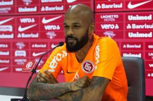 Volante minimiza jejum de atacantes do Inter: 'Na hora certa sairão os gols'