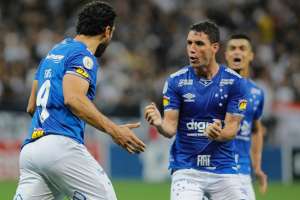 Thiago Neves exalta Éderson após vitória do Cruzeiro: 'Corre por mim'