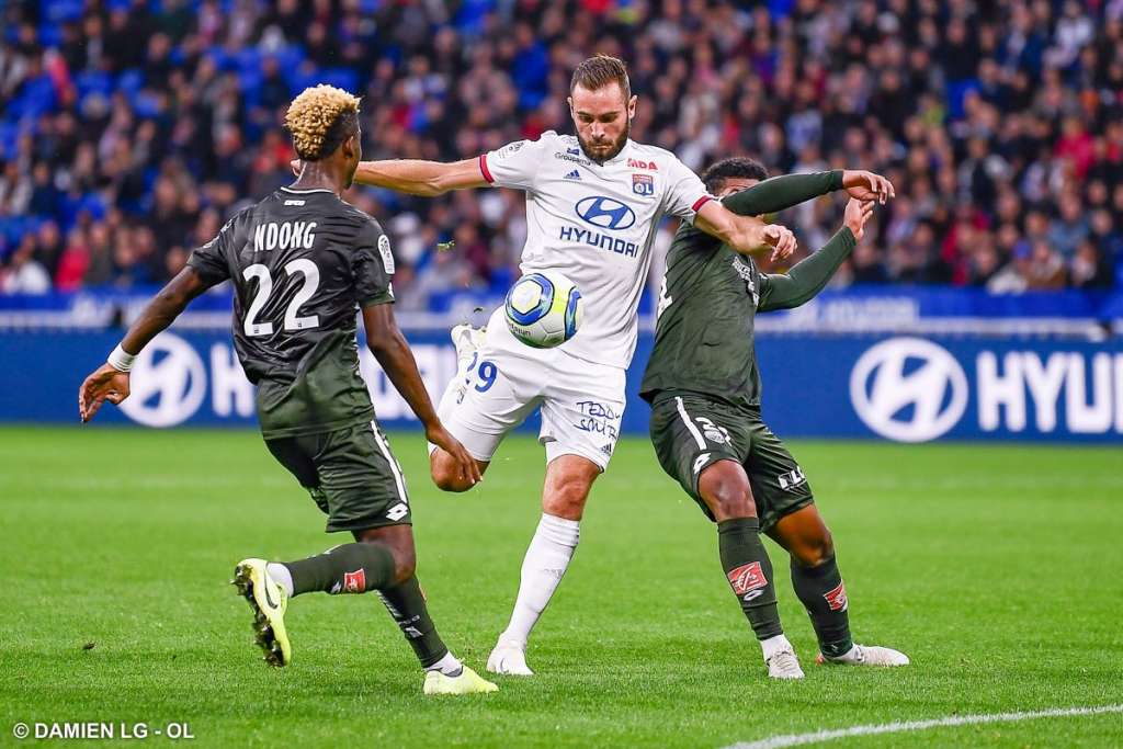 Lyon tropeça na estreia de técnico e perseguidores do PSG perdem no Francês