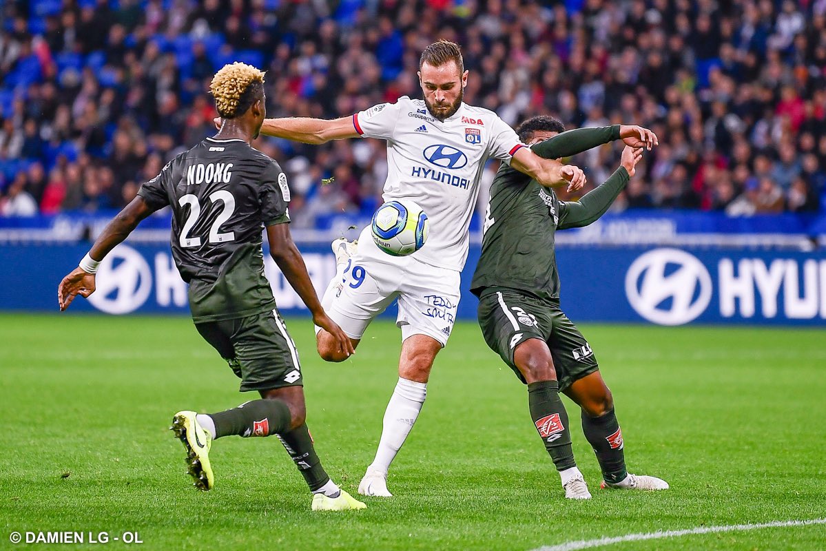 FRANCÊS: Lyon tropeça na estreia de técnico e perseguidores do PSG perdem