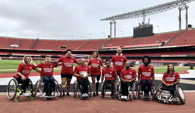 Atletas cadeirantes se tornam gandulas para incentivar debate sobre inclusão