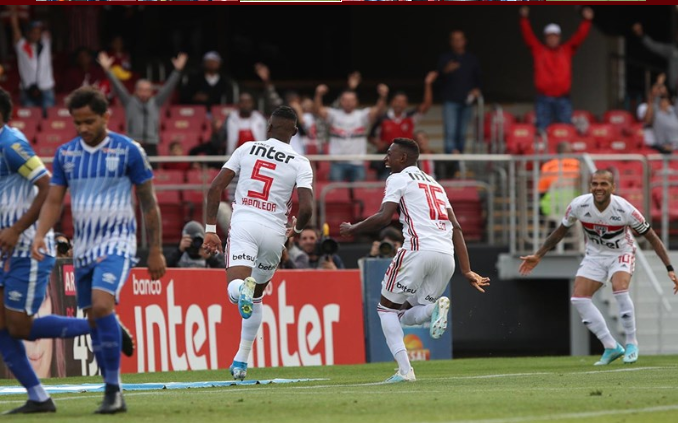Com um a mais, São Paulo vence o Avaí no Morumbi e entra no G4 do Brasileirão