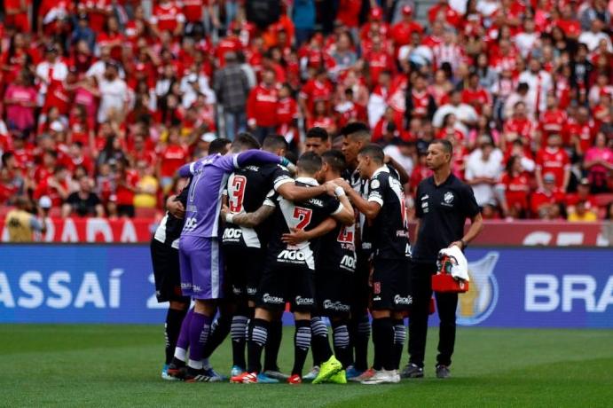 Destaque da vitória, Fernando Miguel vibra e fala em reconstrução do Vasco