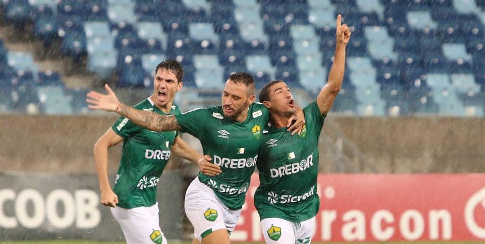 Jean Patrick (ao centro) foi bem contra o Guarani. (Foto: Ascom Dourado)