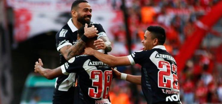 BRASILEIRÃO: Flamengo vence, vê rivais tropeçarem e coloca ‘uma mão e meia’ na taça
